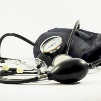 Vraag aan de sportarts: Ik heb een hoge bloeddruk en neem bloeddrukverlagende medicatie. Welke sporten mag ik doen?