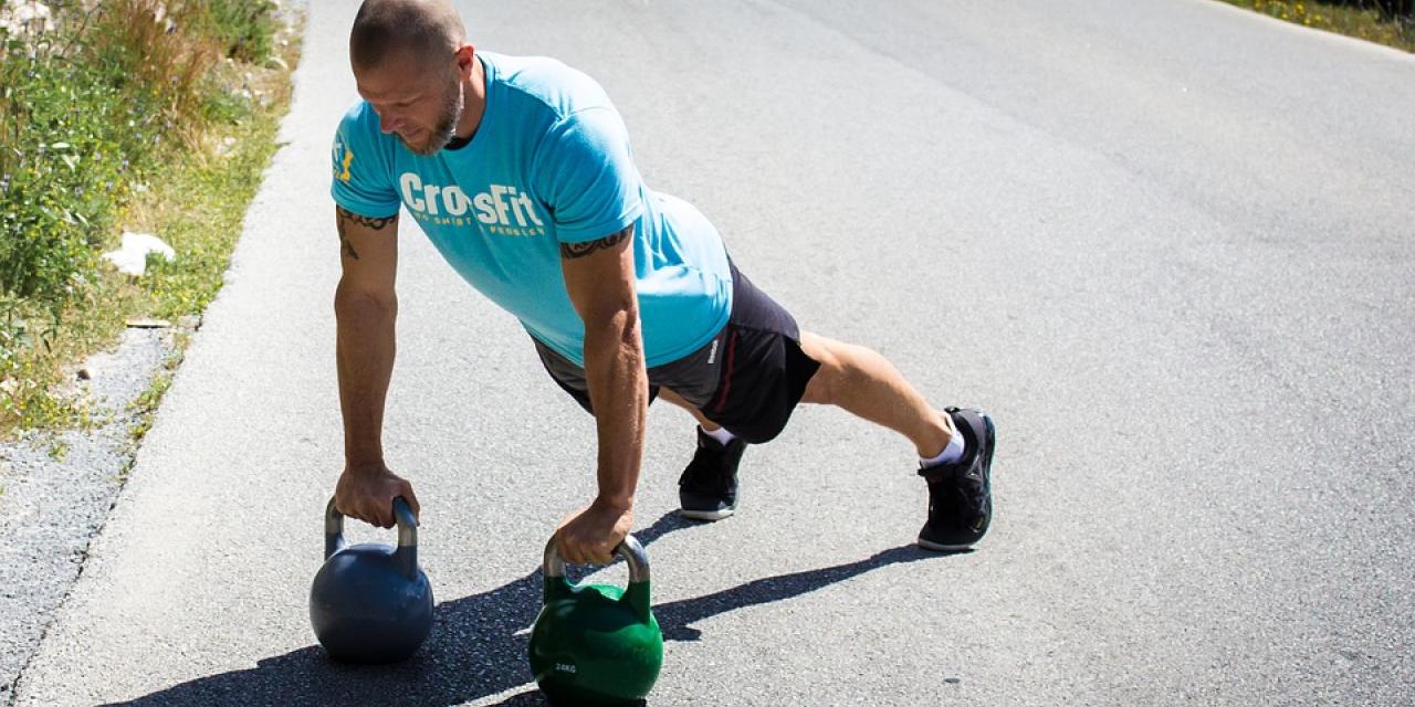 Vraag aan de sportarts: Ik doe al een tijdje crossfit. Normaal is de spierpijn met 2 of 3 dagen weg, maar nu ik door vakantie een tijdje niet heb getraind duurt dit 4 of 5 dagen. Kan het zijn dat de schildklier minder functioneert?