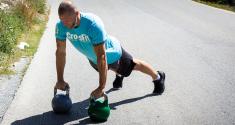 Vraag aan de sportarts: Ik doe al een tijdje crossfit. Normaal is de spierpijn met 2 of 3 dagen weg, maar nu ik door vakantie een tijdje niet heb getraind duurt dit 4 of 5 dagen. Kan het zijn dat de schildklier minder functioneert?