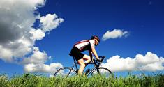 Vraag aan de sportarts: Na het fietsen heb ik irritatie aan het zitvlak. Rode bultjes en roodverkleuring. Wat kan ik hier aan doen?