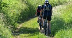 Vraag aan de sportarts: Ik heb pijn aan de buitenkant van mijn knie. Wat kan ik doen om pijnloos te fietsen en lopen?