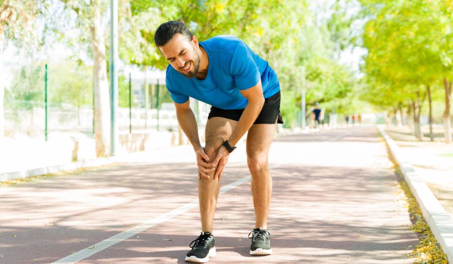 Sporter met pijn aan de knie (PFPS knie) tijdens hardlopen