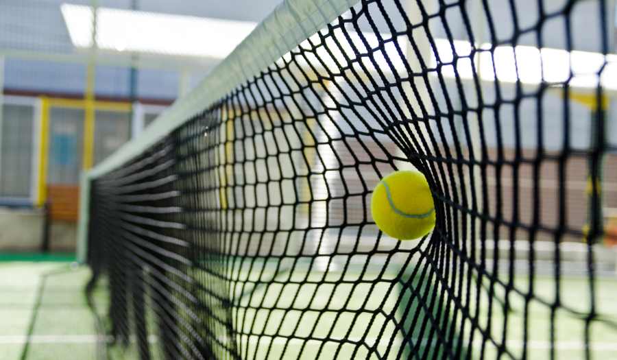 In het net slaan is een tegenslag bij tennis