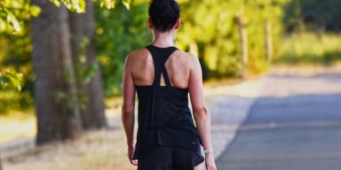 Vraag aan de sportarts: Wanneer het warm weer is, krijg ik last van warmte-uitslag. Hoe is dat te voorkomen en wat zijn tips om het te behandelen?