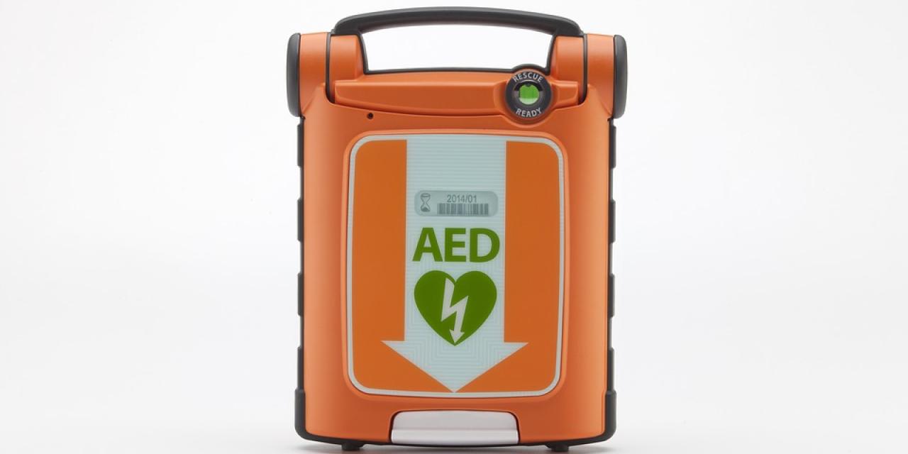 Mensen zonder kennis van EHBO en reanimatie zijn minder bereid tot het gebruik van een AED