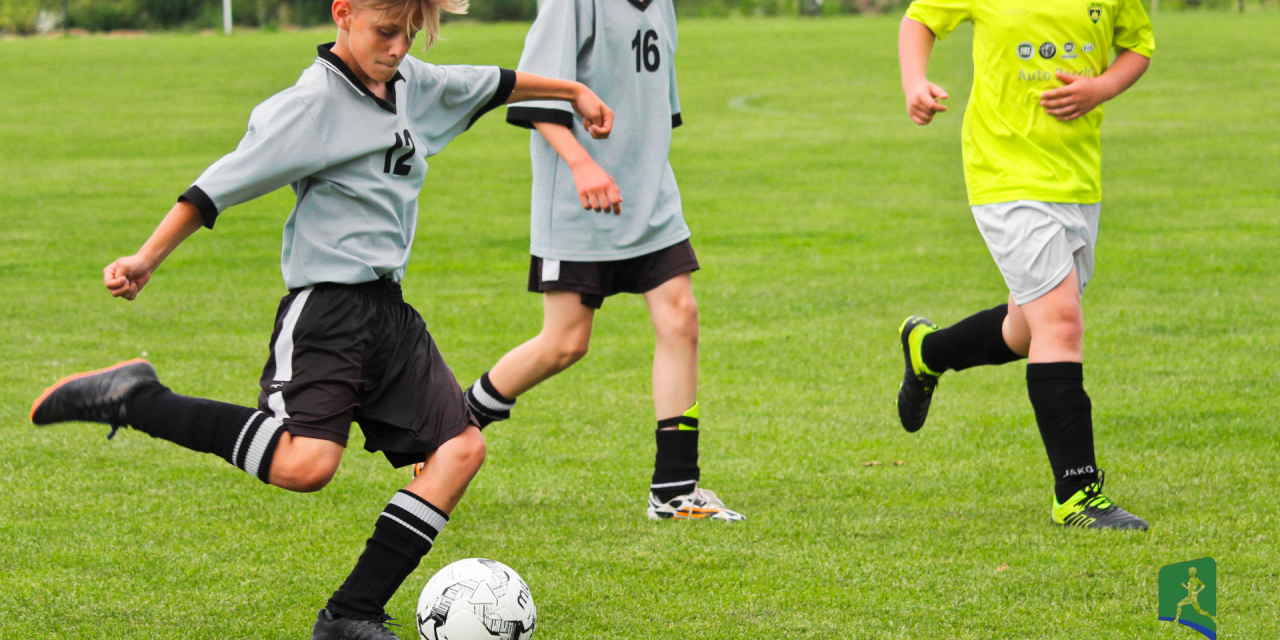 Kindersportarts Linda van den Berg waarschuwt voor risico’s van kleine scheenbeschermers