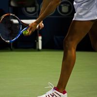 Vraag aan de sportarts: Ik heb regelmatig ernstige krampen in mijn kuiten en/of scheenbenen tijdens het tennissen. Wat kan ik hieraan doen? Zijn compressie kousen een optie?