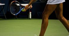 Vraag aan de sportarts: Ik heb regelmatig ernstige krampen in mijn kuiten en/of scheenbenen tijdens het tennissen. Wat kan ik hieraan doen? Zijn compressie kousen een optie?